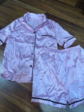 Girls Pink Satin Short Sleeve Pajama Set Black Trim Size 130 (6-7Y)